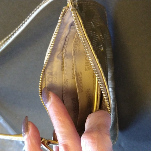 VGUC. Michael Michael kors wristlet. - Picture 7 of 7